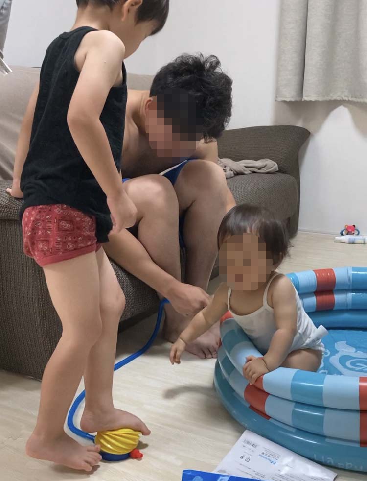 おうち遊びに １００均 ダイソー の子供用ビニールプールで遊んでみた 鈴木家